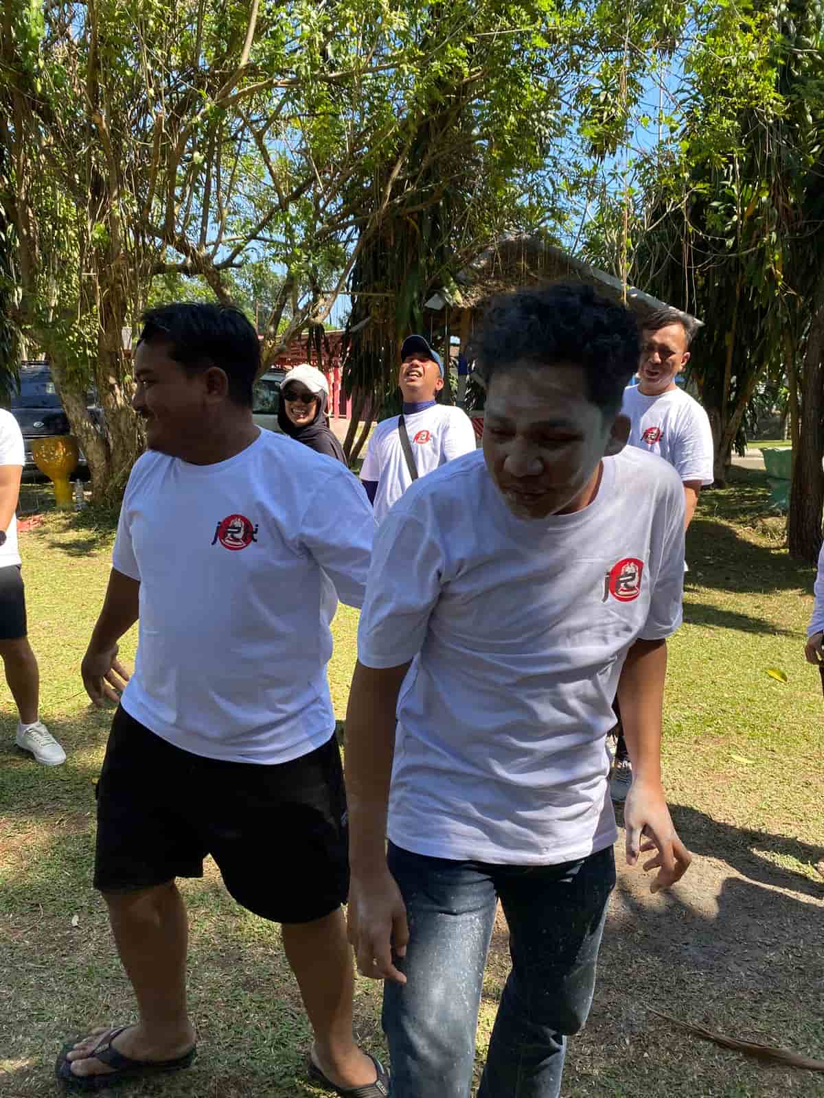 Tim peserta team building bekerja sama dalam kegiatan di alam terbuka Guci