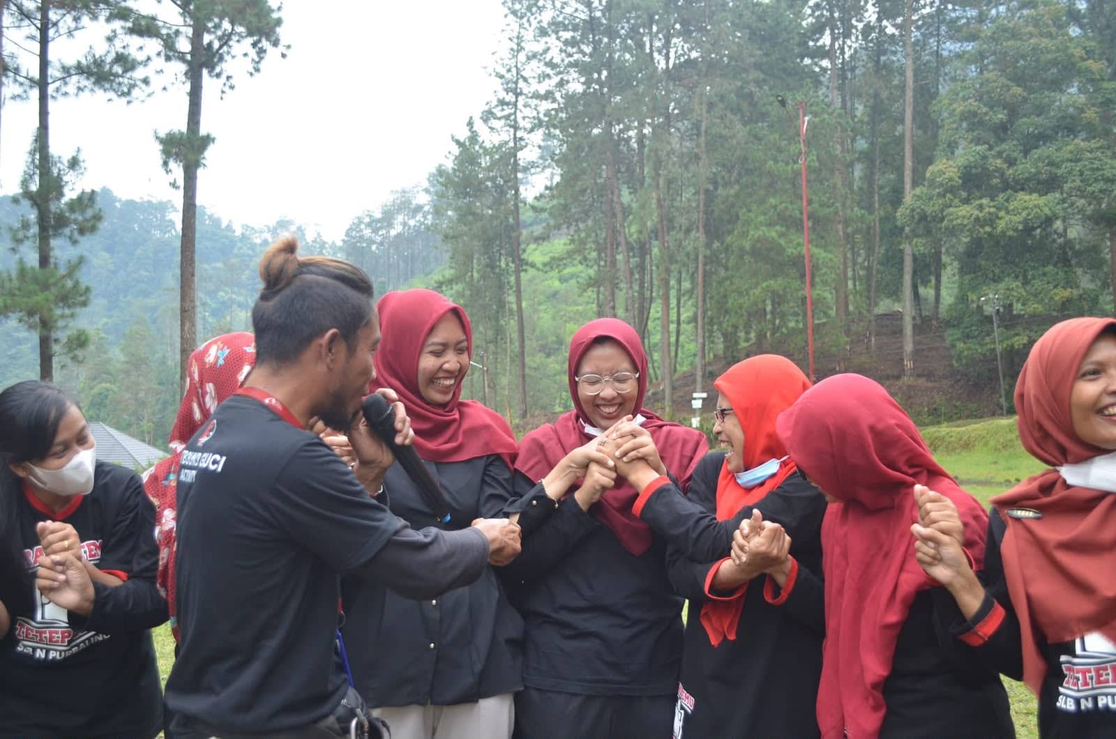 Peserta menikmati petualangan offroad di kawasan Guci Tegal