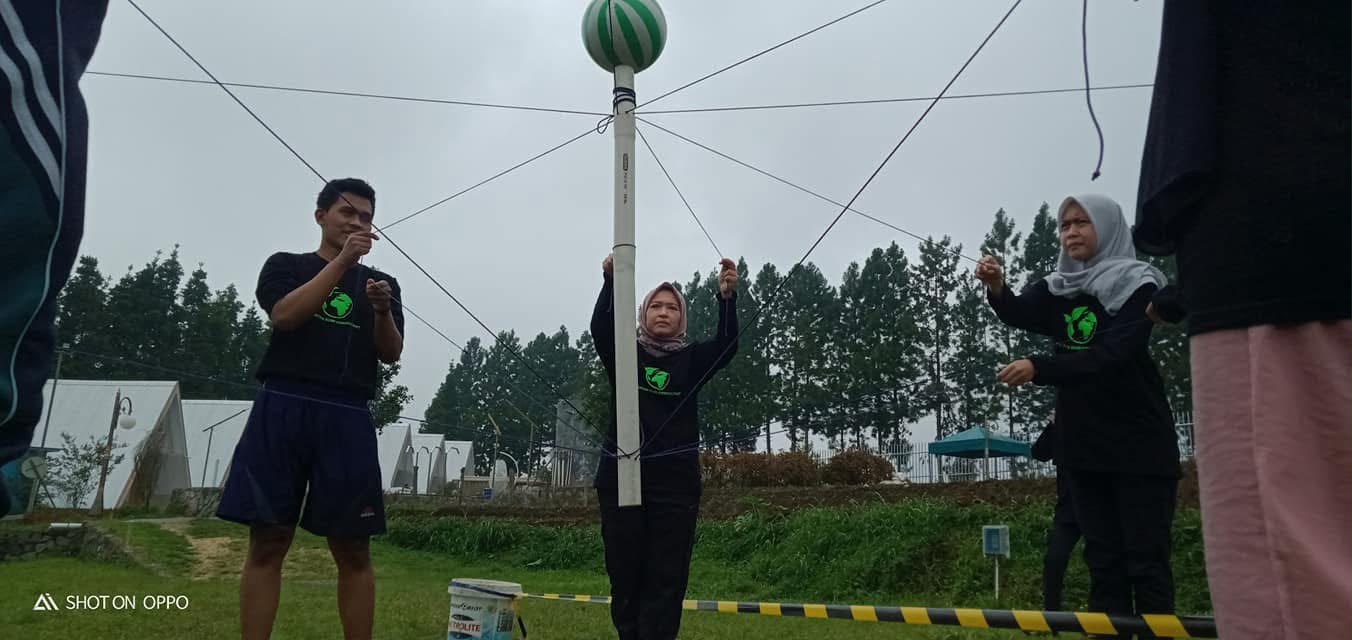 Kegiatan rafting seru di sungai kawasan Guci Tegal